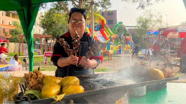 ✅ Se llevó con gran éxito la Feria Gastronomica y de Emprendedores en la Coop. Viña San Francisco donde vecinos de diferentes zonas del distrito se deleitaron con una variedad de platos típicos y deliciosos postres. Agradecemos a todos por participar en este evento, el cual resaltó nuestra culinaria local y apoyó a talentosos emprendedores. Sigamos disfrutando juntos de sabrosos momentos y de futuras ocasiones llenas de éxito.
#santaanitaenbuenasmanos