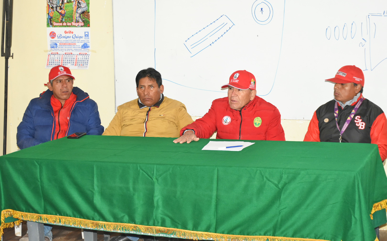 Titular de Agricultura supervisa proyectos productivos en el sur de Ayacucho