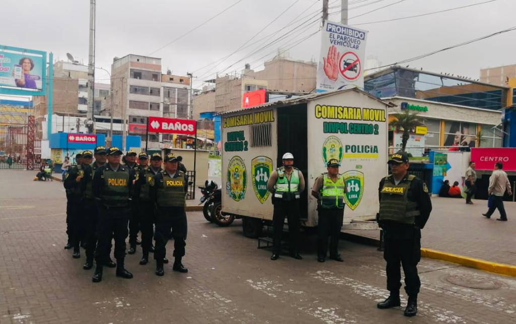 Como parte de las medidas orientadas a garantizar la seguridad y el orden en el concurrido conglomerado comercial de Gamarra, la Policía Nacional del Perú (PNP) dispuso el refuerzo de la vigilancia y el patrullaje en estas zonas con la participación de efectivos que son parte de diversas unidades policiales.
El jefe de la División Policial Centro 2, coronel PNP José Álvarez, informó que en la zona de Gamarra funciona de manera permanente un sistema de patrullaje que involucra a 40 efectivos policiales, los cuales realizan labores de patrullaje a pie, en motocicleta y en vehículos mayores.
El objetivo principal de este patrullaje estratégico es garantizar la tranquilidad de empresarios, comerciantes y visitantes de esta concurrida zona de Lima Metropolitana.
"Estamos comprometidos en mantener la seguridad en zonas comerciales tan importantes para nuestra ciudad como Gamarra. Hemos tomado las medidas preventivas y hemos reforzado los servicios con personal del Escuadrón Verde, de la Unidad de Servicios Especiales (USE), de la Policía de Tránsito, de Divincri, entre otras”, detalló el coronel Álvarez.
Además del patrullaje, también se cuenta con personal de inteligencia en la zona. Estos agentes especializados trabajan de manera encubierta para identificar y prevenir actividades delictivas y están ubicados en puntos estratégicos del emporio de Gamarra.
Gracias a estas medidas y a la acción combinada de la Policía de Tránsito, personal de la comisaría de Apolo y el Grupo Terna, logró ubicar y detener a uno de los siete delincuentes que participó en el asalto a dos cambistas en el emporio de Gamarra, ocurrido el último lunes.
El coronel Álvarez destacó la colaboración con diversas áreas de la Municipalidad Distrital de La Victoria y otros entes estratégicos, a fin de priorizar la prevención social.
Cabe precisar que estas acciones policiales se están llevando a cabo en otros conglomerados comerciales como Mesa Redonda, en el Centro de Lima, y forman parte de la lucha contra la delincuencia que lidera el sector Interior y la Policía Nacional, en el marco de la Política Nacional de Seguridad Ciudadana.
