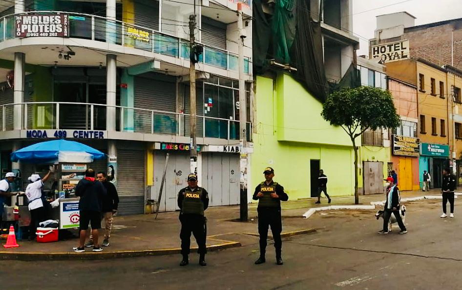 Como parte de las medidas orientadas a garantizar la seguridad y el orden en el concurrido conglomerado comercial de Gamarra, la Policía Nacional del Perú (PNP) dispuso el refuerzo de la vigilancia y el patrullaje en estas zonas con la participación de efectivos que son parte de diversas unidades policiales.
El jefe de la División Policial Centro 2, coronel PNP José Álvarez, informó que en la zona de Gamarra funciona de manera permanente un sistema de patrullaje que involucra a 40 efectivos policiales, los cuales realizan labores de patrullaje a pie, en motocicleta y en vehículos mayores.
El objetivo principal de este patrullaje estratégico es garantizar la tranquilidad de empresarios, comerciantes y visitantes de esta concurrida zona de Lima Metropolitana.
"Estamos comprometidos en mantener la seguridad en zonas comerciales tan importantes para nuestra ciudad como Gamarra. Hemos tomado las medidas preventivas y hemos reforzado los servicios con personal del Escuadrón Verde, de la Unidad de Servicios Especiales (USE), de la Policía de Tránsito, de Divincri, entre otras”, detalló el coronel Álvarez.
Además del patrullaje, también se cuenta con personal de inteligencia en la zona. Estos agentes especializados trabajan de manera encubierta para identificar y prevenir actividades delictivas y están ubicados en puntos estratégicos del emporio de Gamarra.
Gracias a estas medidas y a la acción combinada de la Policía de Tránsito, personal de la comisaría de Apolo y el Grupo Terna, logró ubicar y detener a uno de los siete delincuentes que participó en el asalto a dos cambistas en el emporio de Gamarra, ocurrido el último lunes.
El coronel Álvarez destacó la colaboración con diversas áreas de la Municipalidad Distrital de La Victoria y otros entes estratégicos, a fin de priorizar la prevención social.
Cabe precisar que estas acciones policiales se están llevando a cabo en otros conglomerados comerciales como Mesa Redonda, en el Centro de Lima, y forman parte de la lucha contra la delincuencia que lidera el sector Interior y la Policía Nacional, en el marco de la Política Nacional de Seguridad Ciudadana.