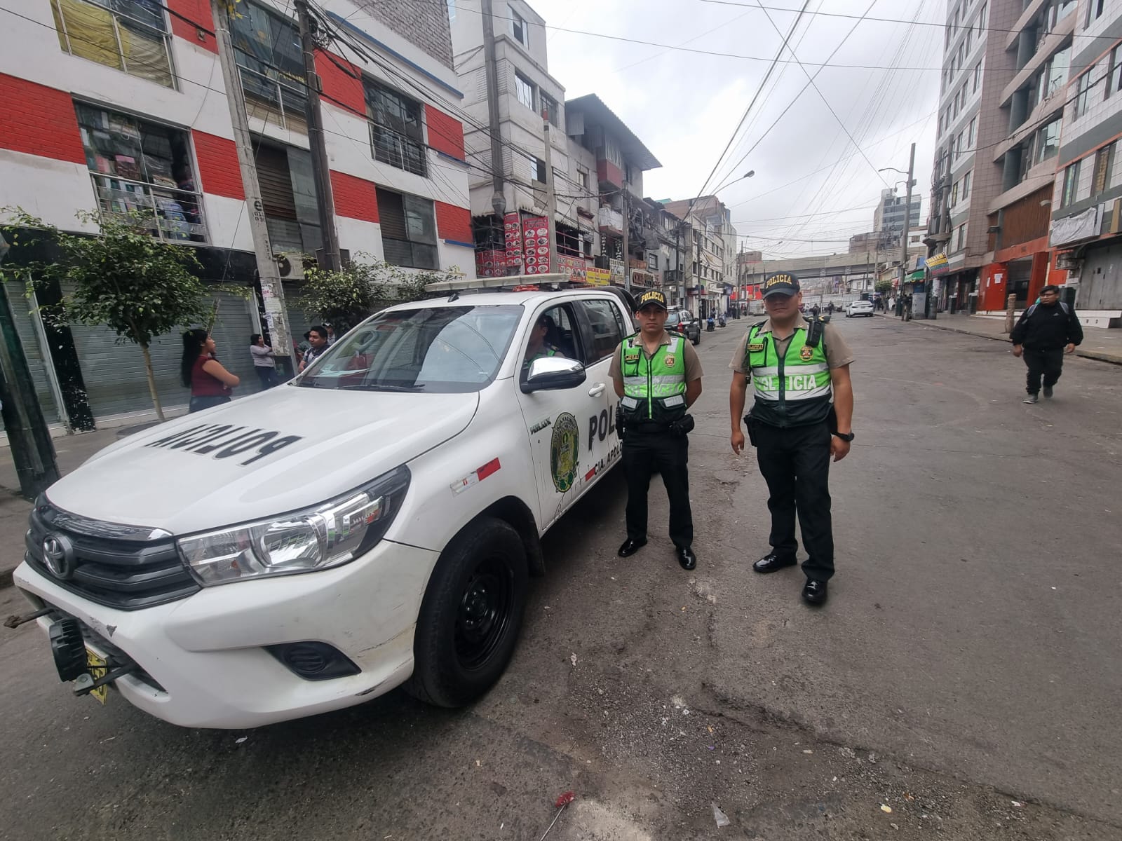 Como parte de las medidas orientadas a garantizar la seguridad y el orden en el concurrido conglomerado comercial de Gamarra, la Policía Nacional del Perú (PNP) dispuso el refuerzo de la vigilancia y el patrullaje en estas zonas con la participación de efectivos que son parte de diversas unidades policiales.
El jefe de la División Policial Centro 2, coronel PNP José Álvarez, informó que en la zona de Gamarra funciona de manera permanente un sistema de patrullaje que involucra a 40 efectivos policiales, los cuales realizan labores de patrullaje a pie, en motocicleta y en vehículos mayores.
El objetivo principal de este patrullaje estratégico es garantizar la tranquilidad de empresarios, comerciantes y visitantes de esta concurrida zona de Lima Metropolitana.
"Estamos comprometidos en mantener la seguridad en zonas comerciales tan importantes para nuestra ciudad como Gamarra. Hemos tomado las medidas preventivas y hemos reforzado los servicios con personal del Escuadrón Verde, de la Unidad de Servicios Especiales (USE), de la Policía de Tránsito, de Divincri, entre otras”, detalló el coronel Álvarez.
Además del patrullaje, también se cuenta con personal de inteligencia en la zona. Estos agentes especializados trabajan de manera encubierta para identificar y prevenir actividades delictivas y están ubicados en puntos estratégicos del emporio de Gamarra.
Gracias a estas medidas y a la acción combinada de la Policía de Tránsito, personal de la comisaría de Apolo y el Grupo Terna, logró ubicar y detener a uno de los siete delincuentes que participó en el asalto a dos cambistas en el emporio de Gamarra, ocurrido el último lunes.
El coronel Álvarez destacó la colaboración con diversas áreas de la Municipalidad Distrital de La Victoria y otros entes estratégicos, a fin de priorizar la prevención social.
Cabe precisar que estas acciones policiales se están llevando a cabo en otros conglomerados comerciales como Mesa Redonda, en el Centro de Lima, y forman parte de la lucha contra la delincuencia que lidera el sector Interior y la Policía Nacional, en el marco de la Política Nacional de Seguridad Ciudadana.