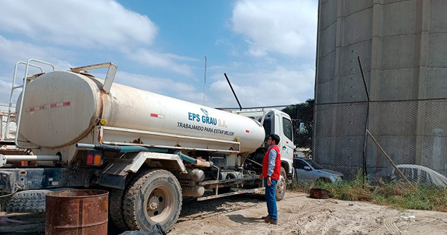 La Contraloría General determinó que la Empresa Prestadora de Servicios de Saneamiento (EPS) Grau no utilizó la totalidad de los camiones cisternas de su propiedad para distribuir agua potable a los distritos de Piura, Castilla y Veintiséis de Octubre, sin justificación alguna, a pesar del desabastecimiento existente durante el último periodo lluvioso, con lo cual incumplió su objetivo misional de brindar este servicio básico a la población. En estas localidades se debe abastecer a 102 mil usuarios aproximadamente.