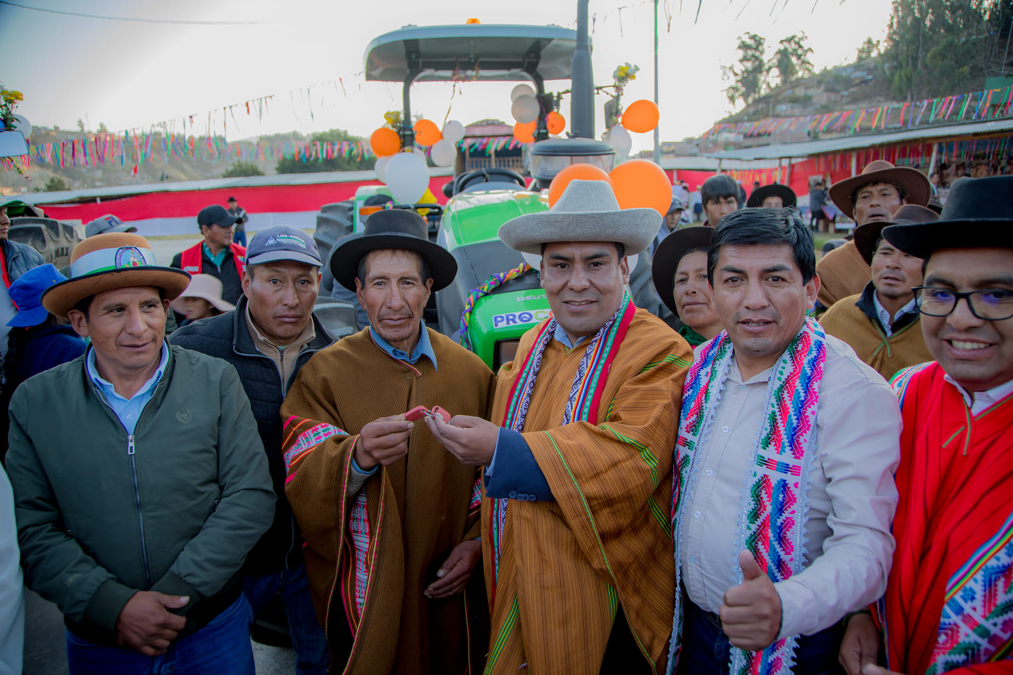 Gobernador Percy Godoy entrega tractores agrícolas para garantizar desarrollo agropecuario en Kishuará, Pacucha y José María Arguedas