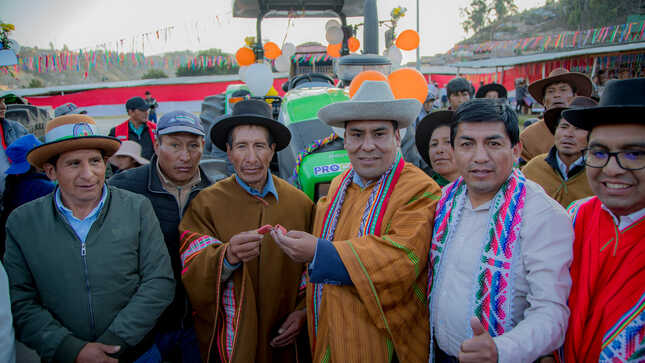 Gobernador Percy Godoy entrega tractores agrícolas para garantizar desarrollo agropecuario en Kishuará, Pacucha y José María Arguedas