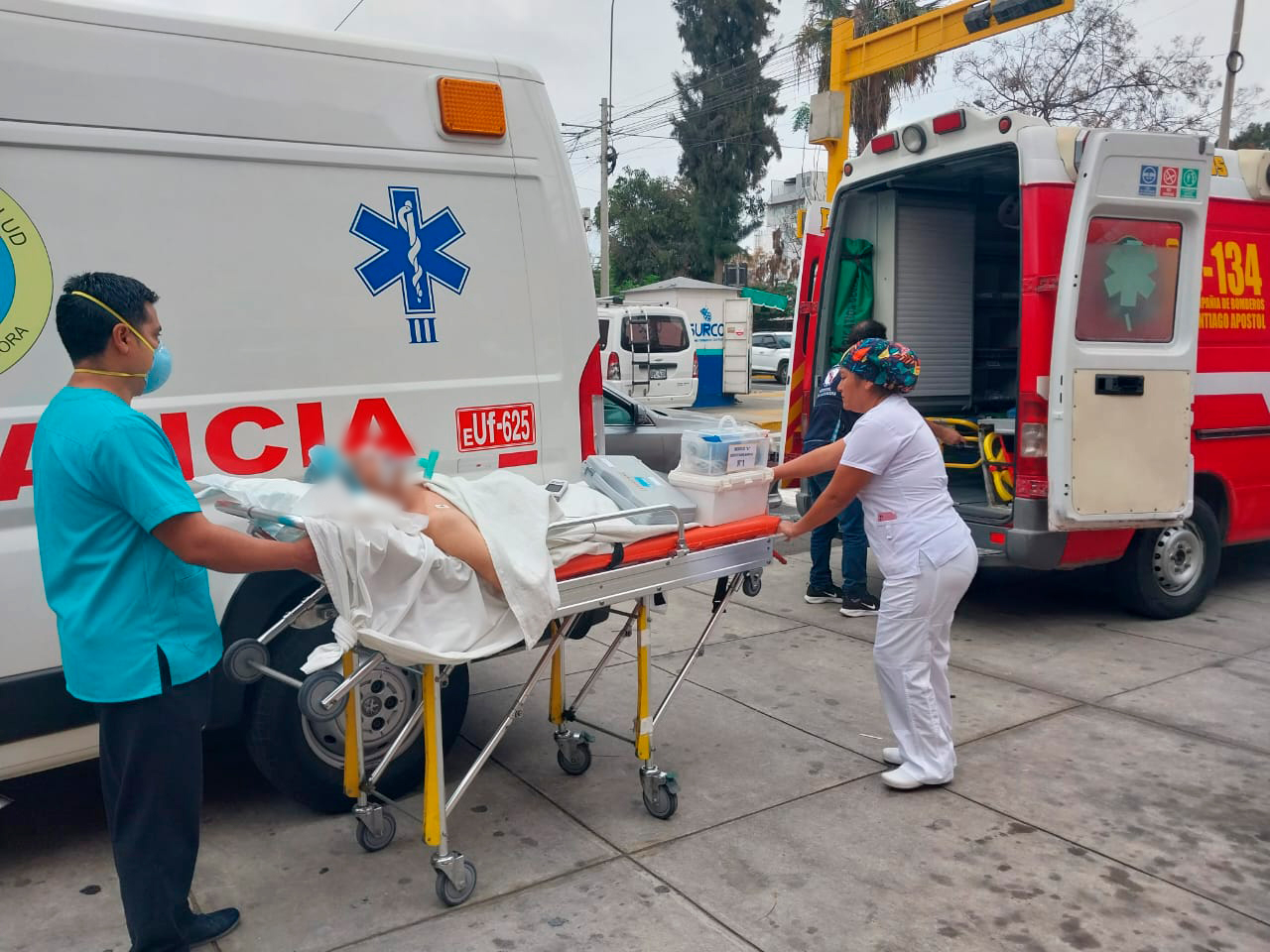 Piloto de ambulancia controla amago de incendio y pone fuera de peligro a paciente y personal de salud del HMA
