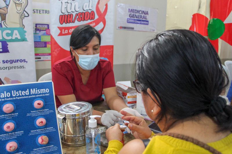 Foto 2 de Línea telefónica gratuita de la Diris Lima Centro brinda orientación para prevenir VIH y SIDA
