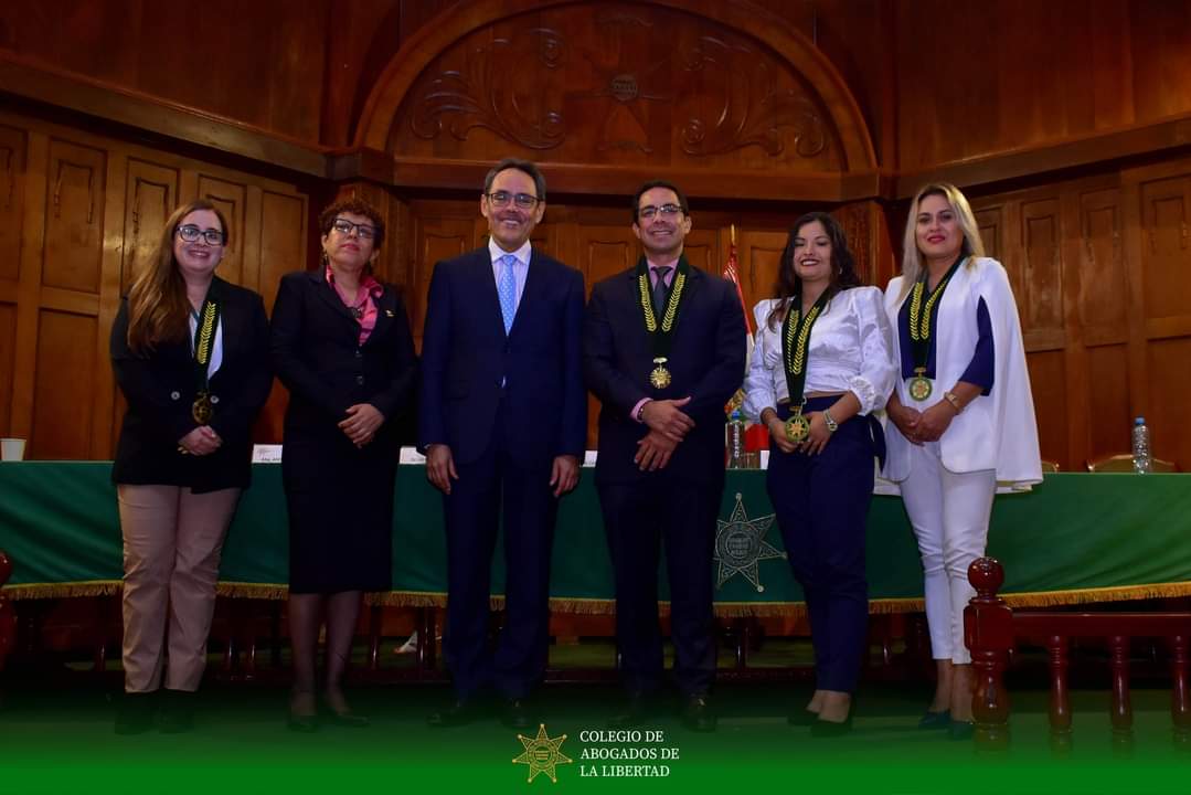 Magistrado Helder Domínguez brinda conferencias sobre la Constitución de 1993 en el Colegio de Abogados de La Libertad y la UPAO