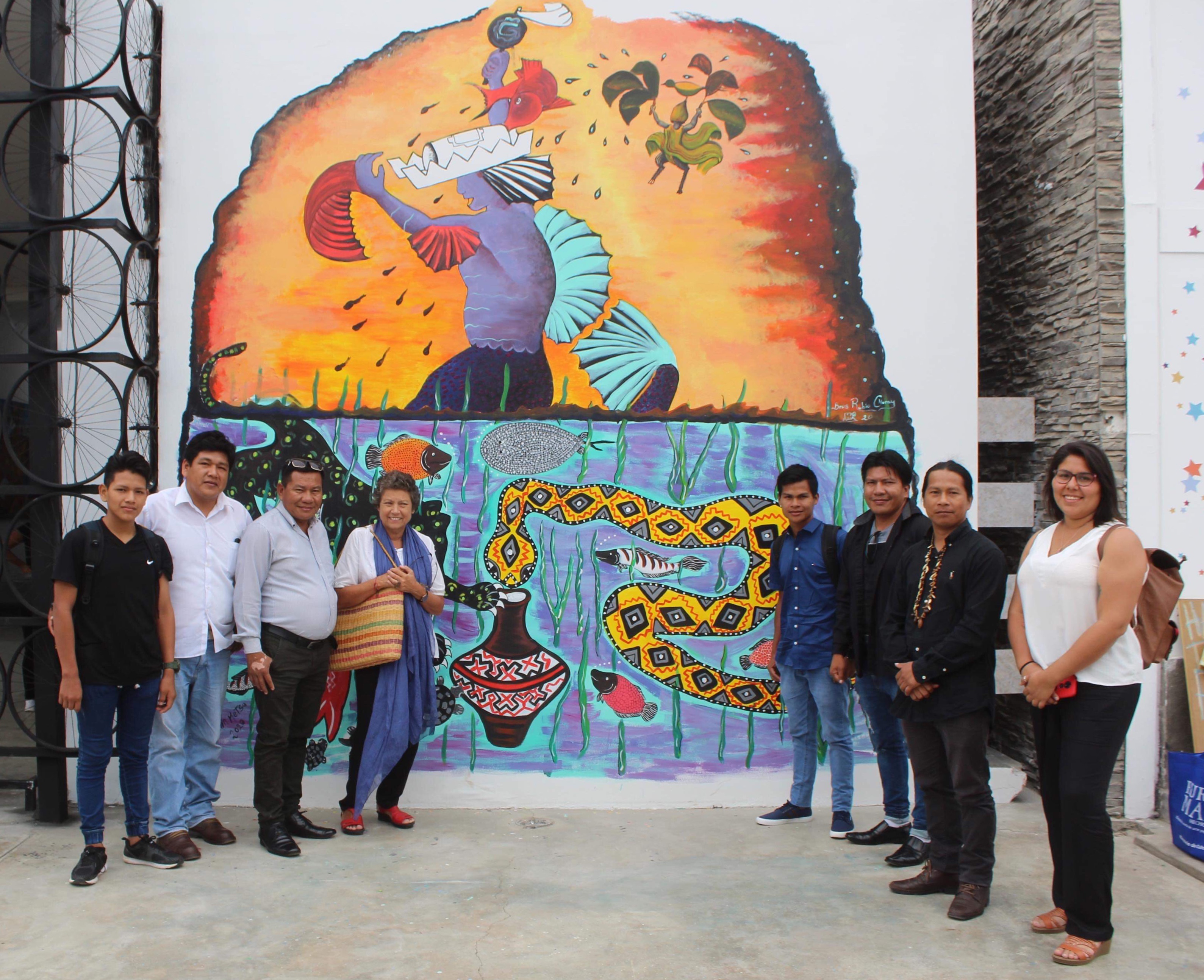 Equipo de la Dirección de Patrimonio Inmaterial con los pintores junto a mural elaborado por Harry Pinedo, Roldán Pinedo y Brus Rubio.