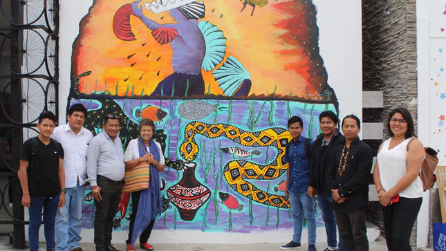 Equipo de la Dirección de Patrimonio Inmaterial con los pintores junto a mural elaborado por Harry Pinedo, Roldán Pinedo y Brus Rubio.