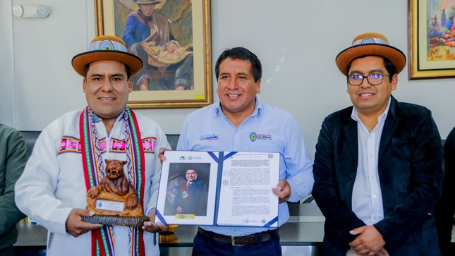 Reafirman compromiso de culminación del asfaltado de faja marginal del río Chumbao al suscribir convenio gobernador regional Percy Godoy y alcalde de San Jerónimo