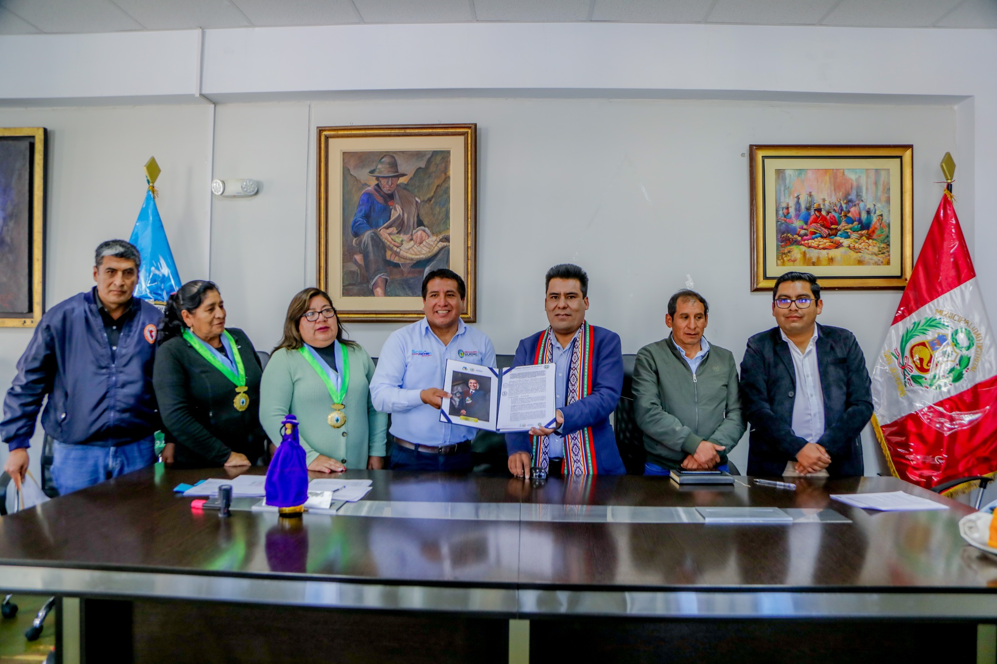 Reafirman compromiso de culminación del asfaltado de faja marginal del río Chumbao al suscribir convenio gobernador regional Percy Godoy y alcalde de San Jerónimo