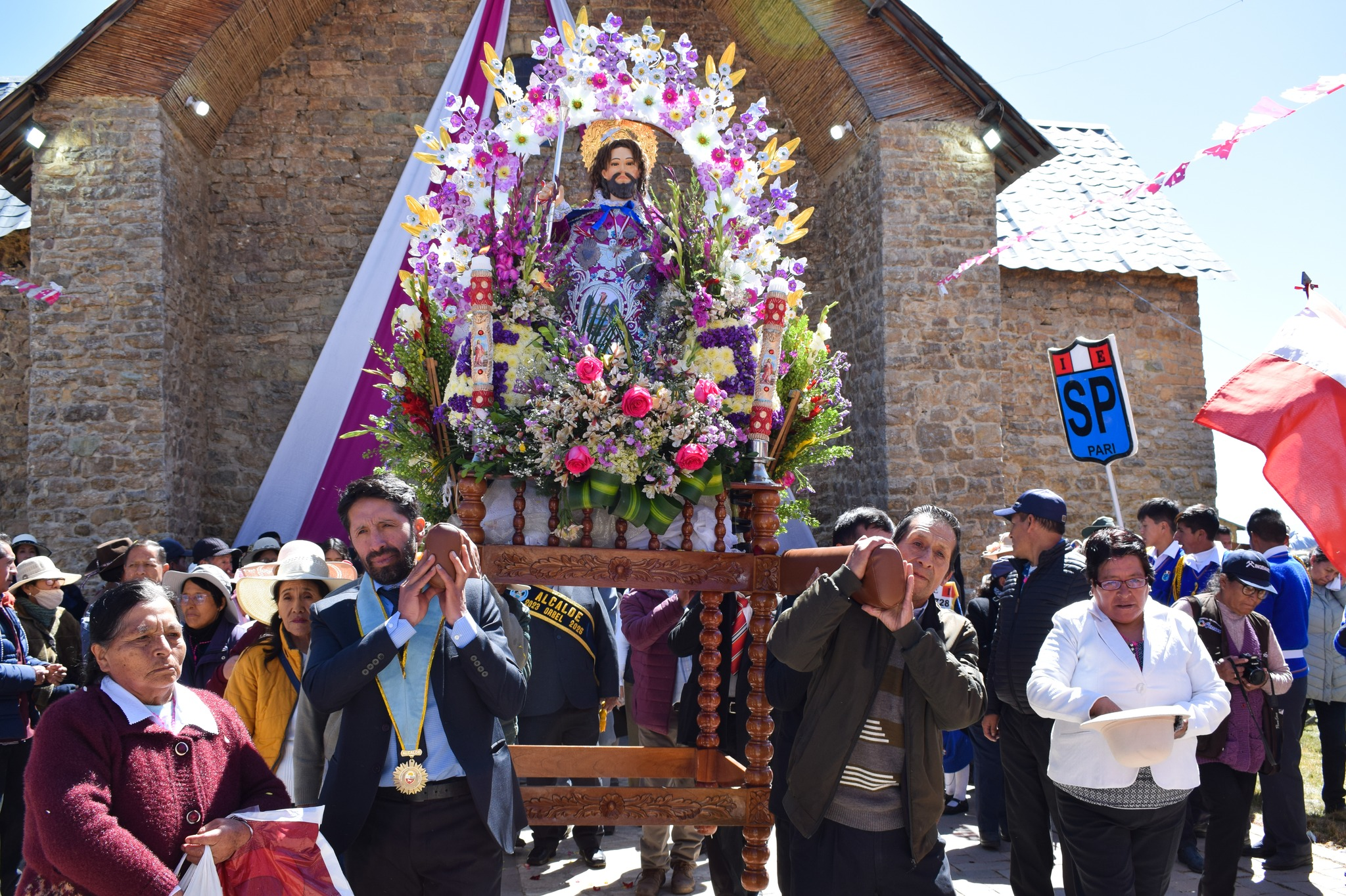 Alcalde de Junín rinde homenaje a campesinos en el Día del Campesino Peruano, resaltando su labor y compromiso en el desarrollo agrícola de la región. Promete apoyo para beneficiar a los agricultores.