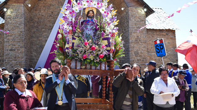 Alcalde de Junín rinde homenaje a campesinos en el Día del Campesino Peruano, resaltando su labor y compromiso en el desarrollo agrícola de la región. Promete apoyo para beneficiar a los agricultores.