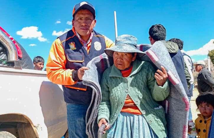La Municipalidad Provincial de Puno a través de la Sub gerencia de Defensa Civil y Gestión del Riesgo de Desastres y el Centro de Operaciones de Emergencia Provincial – COEP Puno, realizó la entrega de bienes de ayuda humanitaria por la temporada de bajas temperaturas, esto como parte de un trabajo de prevención.