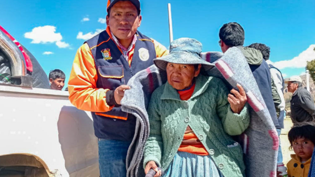 La Municipalidad Provincial de Puno a través de la Sub gerencia de Defensa Civil y Gestión del Riesgo de Desastres y el Centro de Operaciones de Emergencia Provincial – COEP Puno, realizó la entrega de bienes de ayuda humanitaria por la temporada de bajas temperaturas, esto como parte de un trabajo de prevención.