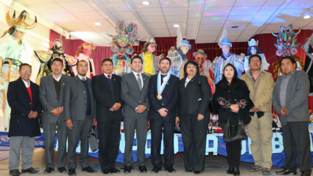 Un viaje por la historia de Puno y de la Festividad de la Virgen de la Candelaria es la que muestra en la Exposición Fotográfica y de Trajes del Conjunto Centenario Sikuris del Barrio Mañazo, que fue inaugurada por autoridades de la Municipalidad Provincial de Puno junto a los integrantes de la agrupación mencionada.