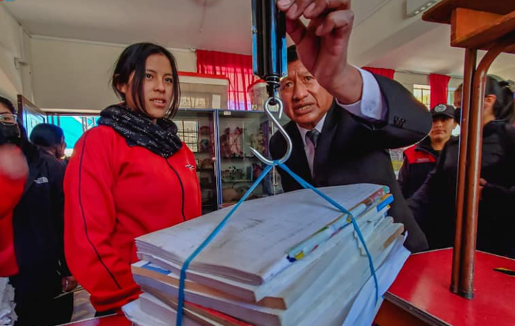 La labor responsable del reciclaje institucional fue materializada por la comunidad educativa del colegio Santa Rosa, mediante el acopio de más de 2.5 toneladas de papel usado que lograron recuperar durante la ultima semana.