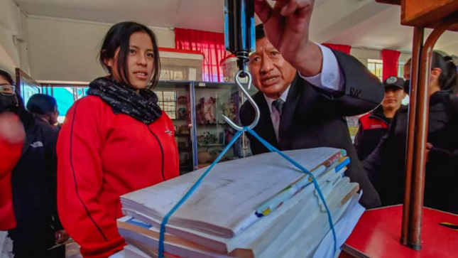 La labor responsable del reciclaje institucional fue materializada por la comunidad educativa del colegio Santa Rosa, mediante el acopio de más de 2.5 toneladas de papel usado que lograron recuperar durante la ultima semana.