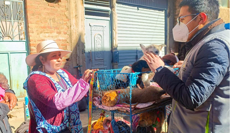 Para fiscalizar, sensibilizar sobre el comercio indebido de mascotas y verificar que se cumpla la Ordenanza Municipal N° 223-2008-MPP, la Sub Gerencia de Gestión Ambiental y Salud Pública junto al Centro Veterinario de la Municipalidad Provincial de Puno, sensibilizaron por segunda vez y de manera preventiva a los comerciantes del Jr. El Puerto con Jr. Juli, esto el último fin de semana.