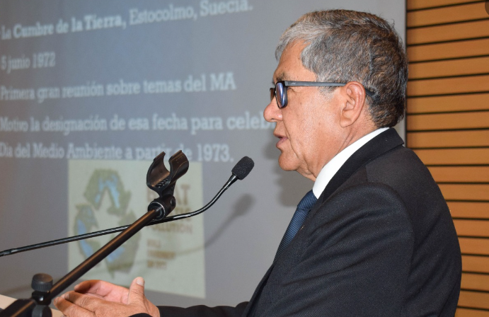 Con la finalidad de conmemorar el Día Mundial del Medio Ambiente y concientizar a la población, la Gerencia de Medio Ambiente, Saneamiento y Servicios de la Municipalidad Provincial de Puno, realizó el I Seminario Internacional de Medio Ambiente el cual estuvo dirigido a universitarios y población general.