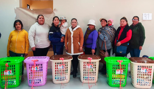 La alimentación saludable y programación para la distribución de insumos, fueron los temas expuestos por la nutricionista Peggy Fany Mamani Aquise durante la capacitación dirigida para las madres del Programa Vaso de Leche (PVL), actividad organizada por la Sub Gerencia de Programas Sociales de la Municipalidad Provincial de Puno.