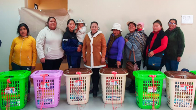 La alimentación saludable y programación para la distribución de insumos, fueron los temas expuestos por la nutricionista Peggy Fany Mamani Aquise durante la capacitación dirigida para las madres del Programa Vaso de Leche (PVL), actividad organizada por la Sub Gerencia de Programas Sociales de la Municipalidad Provincial de Puno.