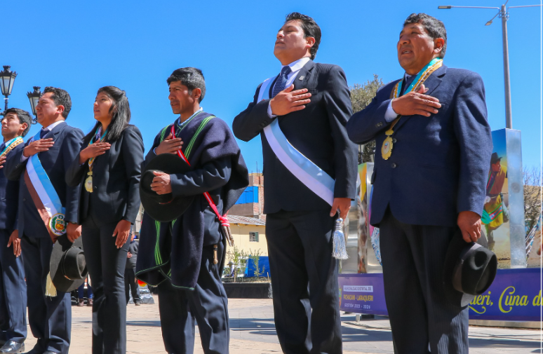 El alcalde de Puno, Lic. Javier Ponce Roque, participó de la ceremonia en honor a la Bandera Nacional organizada por los tenientes gobernadores y Municipalidad Distrital de Pichacani-Laraqueri, el mismo que reconoce la gesta heroica y a los hombres que lucharon por el país el 7 de junio de 1880 en la “Batalla de Arica”.