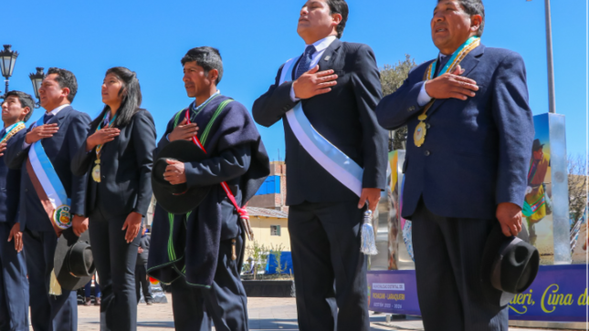 El alcalde de Puno, Lic. Javier Ponce Roque, participó de la ceremonia en honor a la Bandera Nacional organizada por los tenientes gobernadores y Municipalidad Distrital de Pichacani-Laraqueri, el mismo que reconoce la gesta heroica y a los hombres que lucharon por el país el 7 de junio de 1880 en la “Batalla de Arica”.