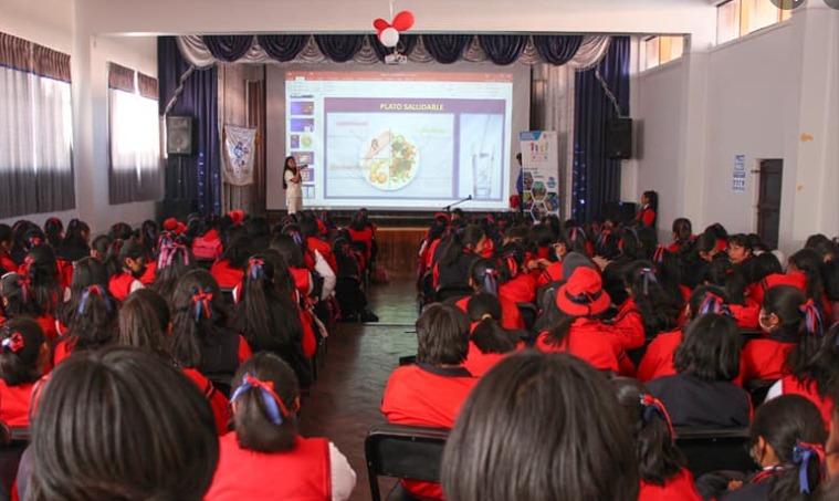 Con el objetivo de mejorar la alimentación y calidad de vida en los estudiantes de los centros educativos, el Programa Articulado Nutricional (PAN) de la Municipalidad Provincial de Puno, desarrolló la sesión educativa sobre alimentación saludable en la Institución Educativa Secundaria “Santa Rosa”, dirigida por la Lic. Lizbeth Paredes Cutipa y el Tec. Enf. Mario Quenta Velazco.