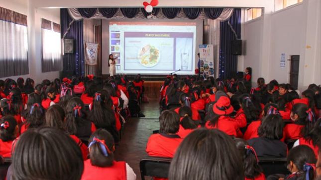 Con el objetivo de mejorar la alimentación y calidad de vida en los estudiantes de los centros educativos, el Programa Articulado Nutricional (PAN) de la Municipalidad Provincial de Puno, desarrolló la sesión educativa sobre alimentación saludable en la Institución Educativa Secundaria “Santa Rosa”, dirigida por la Lic. Lizbeth Paredes Cutipa y el Tec. Enf. Mario Quenta Velazco.