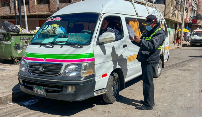 Inspectores de la Gerencia de Transportes y Seguridad Vial de la Municipalidad Provincial de Puno, efectuaron un operativo inopinado a los terminales de la zona norte de la Ciudad Lacustre, donde se verificó qué los conductores de las empresas de transporte de servicio interurbano porten la documentación adecuada.