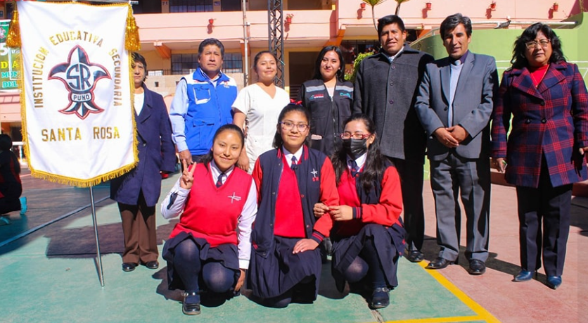 Las alumnas de 3ro, 4to y 5to de la I.E.S. “Santa Rosa” mostraron gran interés en los temas difundidos durante la sesión educativa sobre alimentación saludable, organizada por el Programa Articulado Nutricional (PAN) de la Municipalidad Provincial de Puno, que estuvo a cargo de la Lic. Lizbeth Paredes Cutipa y el Tec. Enf. Mario Quenta Velazco.