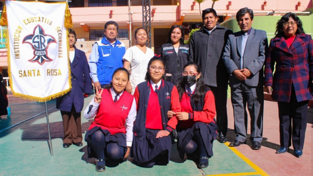 Las alumnas de 3ro, 4to y 5to de la I.E.S. “Santa Rosa” mostraron gran interés en los temas difundidos durante la sesión educativa sobre alimentación saludable, organizada por el Programa Articulado Nutricional (PAN) de la Municipalidad Provincial de Puno, que estuvo a cargo de la Lic. Lizbeth Paredes Cutipa y el Tec. Enf. Mario Quenta Velazco.