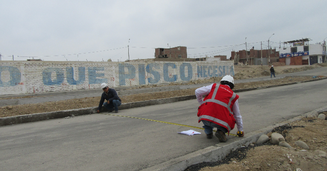 La Contraloría General de la República alertó que la obra de mejoramiento de pistas y veredas en el Centro Poblado San Clemente N°2 - zona norte del distrito de San Clemente, en la provincia de Pisco, se ejecuta sin considerar las especificaciones que establece el expediente técnico, lo cual afectaría la calidad y vida útil del proyecto que beneficiará a 17 455 personas.