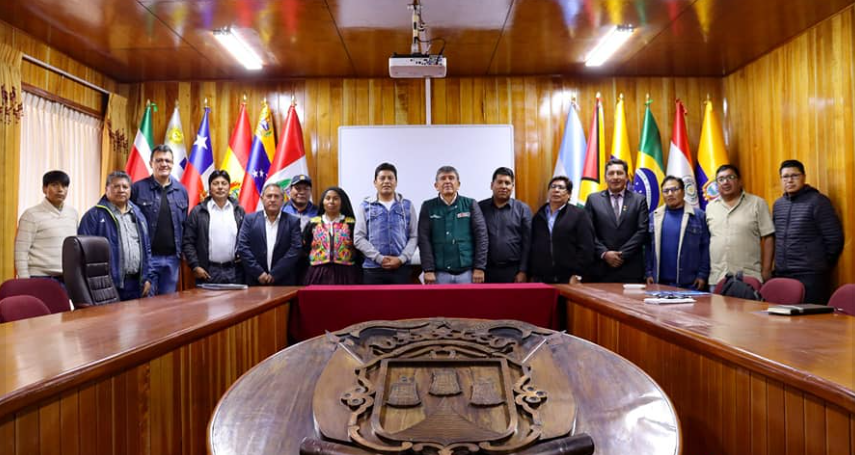 Para gestionar proyectos de riego tecnificado en favor de los agricultores y la población de la provincia altiplánica, el alcalde de Puno, Lic. Javier Ponce Roque, acompañado de alcaldes distritales y su cuerpo de funcionarios se reunieron con el equipo de técnicos del Programa Sectorial de Irrigaciones (PSI) del Ministerio de Desarrollo Agrario y Riego (MIDAGRI); Ing. Demetrio Merino Acha, Especialista en Riego Tecnificado del PSI Lima e Ing. Osvaldo Espinoza, Especialista en Capacitación de Proyectos de Riego Tecnificado del PSI - Puno.