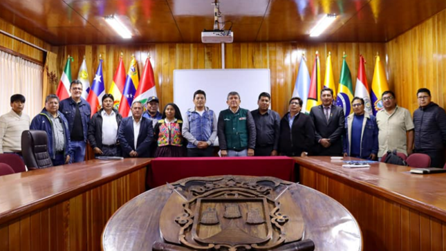 Para gestionar proyectos de riego tecnificado en favor de los agricultores y la población de la provincia altiplánica, el alcalde de Puno, Lic. Javier Ponce Roque, acompañado de alcaldes distritales y su cuerpo de funcionarios se reunieron con el equipo de técnicos del Programa Sectorial de Irrigaciones (PSI) del Ministerio de Desarrollo Agrario y Riego (MIDAGRI); Ing. Demetrio Merino Acha, Especialista en Riego Tecnificado del PSI Lima e Ing. Osvaldo Espinoza, Especialista en Capacitación de Proyectos de Riego Tecnificado del PSI - Puno.