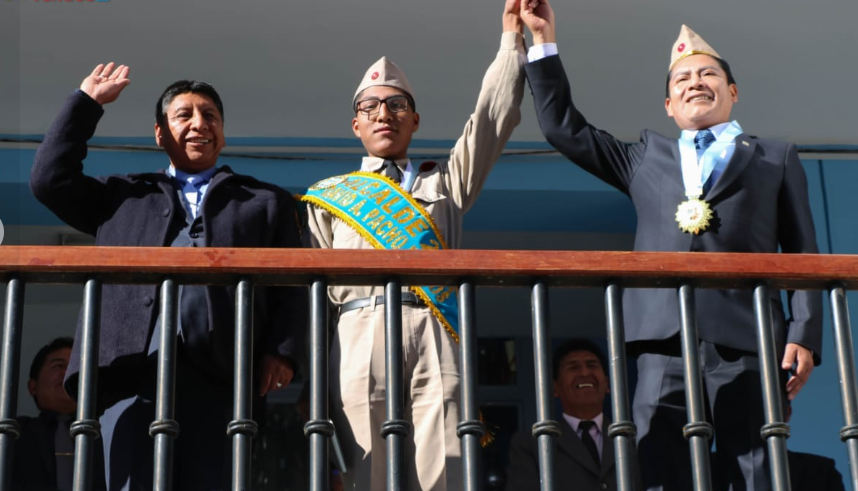 Una cálida bienvenida recibió el alcalde de Puno, Lic. Javier Ponce Roque, de parte de cientos de escolares de la institución educativa Glorioso Colegio Nacional San Carlos, esto durante el lanzamiento del programa “la Muni en tu Cole”, impulsada por la Gerencia de Medio Ambiente y Servicios de la Municipalidad Provincial de Puno y otras dependencias ediles.