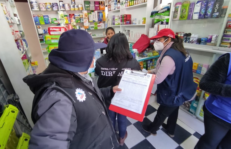 La Municipalidad Provincial de Puno a través de la Sub Gerencia de Actividades Económicas en coordinación con la Sub Gerencia de Seguridad Ciudadana, Ministerio de Salud DIRESA Puno, Control y Vigilancia Sanitaria DIREMID, Policías Municipales, personal de Fiscalización e Inspectores, el día de ayer 08 del presente mes se realizó la fiscalización inopinada a establecimientos farmacias y boticas que se encuentran en Av. Floral con Av. El Sol.