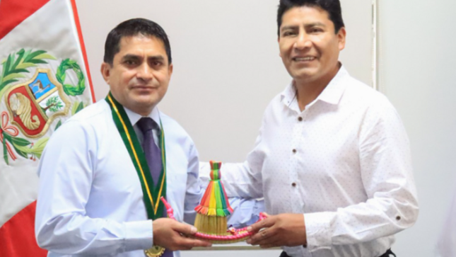 Este último viernes el alcalde de la Municipalidad Provincial de Puno, Lic. Javier Ponce Roque, y el nuevo director ejecutivo del Programa de Empleo Temporal “Lurawy”, Abog. Jimmy Raúl Trujillo Melgarejo, llegaron al acuerdo en la programación de un segundo paquete de proyectos para la región Puno, el mismo que atenderá a las comunas que no fueron consideradas oportunamente en el primer paquete.