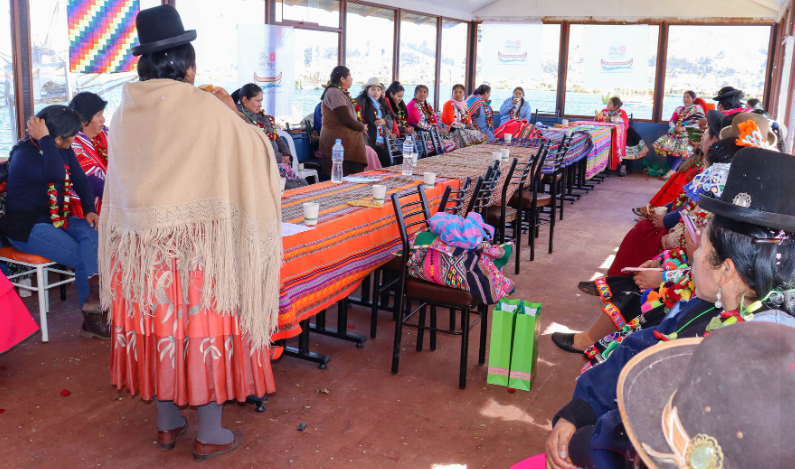 Comprometidas con el desarrollo de la región altiplánica, y con el objetivo de resaltar el rol que las mujeres desempeñan, así como los desafíos que enfrentan en distintas áreas que son prioritarias para el progreso del país, 20 mujeres entre regidoras y representantes de organizaciones de la región Puno y Cusco participaron del encuentro de lideresas, que estuvo encabezado por la concejal y presidenta de la Red de Mujeres Autoridades de la Región Puno (REMARPU), Norma Paredes Romero.