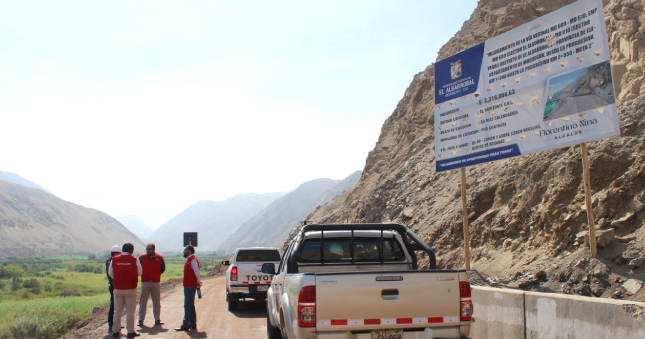 La Contraloría General alertó a la Municipalidad Distrital de El Algarrobal ocho situaciones adversas en la ejecución de la obra vial que permitirá el tránsito de agricultores entre los sectores El Algodonal y la zona denominada Yaral, en el valle de la provincia de Ilo, entre las cuales destaca la falta de previsión presupuestal que garantice el cumplimiento de pagos de los trabajos durante este año.