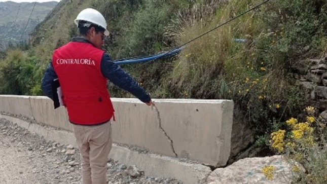 La Contraloría General constató que la obra del mejoramiento de la carretera Cerro de Pasco – La Quinua, que se encuentra paralizada desde agosto del 2022, no cuenta con señalización informativa y preventiva, lo que pone en riesgo la integridad de las personas que transitan por la zona. El proyecto está a cargo del Gobierno Regional de Pasco y tiene una inversión de casi S/ 33 millones. 