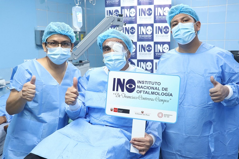 Paciente operado junto a personal especializado que participó en su cirugía
