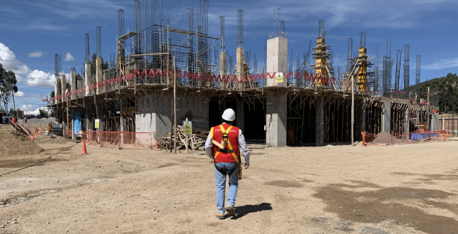 La Contraloría General alertó a la Municipalidad Distrital de Morochucos que la obra de Mejoramiento de la Capacidad Resolutiva del Centro de Salud de Pampa Cangallo, del primer nivel de atención, se viene ejecutando sin cumplir con las especificaciones del expediente técnico, lo que viene generando deficiencias en la construcción.