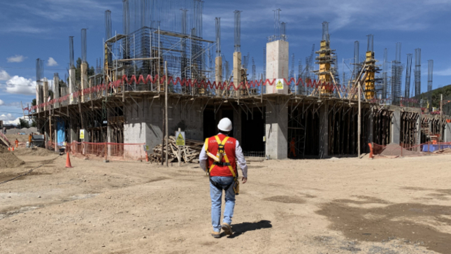  La Contraloría General alertó a la Municipalidad Distrital de Morochucos que la obra de Mejoramiento de la Capacidad Resolutiva del Centro de Salud de Pampa Cangallo, del primer nivel de atención, se viene ejecutando sin cumplir con las especificaciones del expediente técnico, lo que viene generando deficiencias en la construcción. 