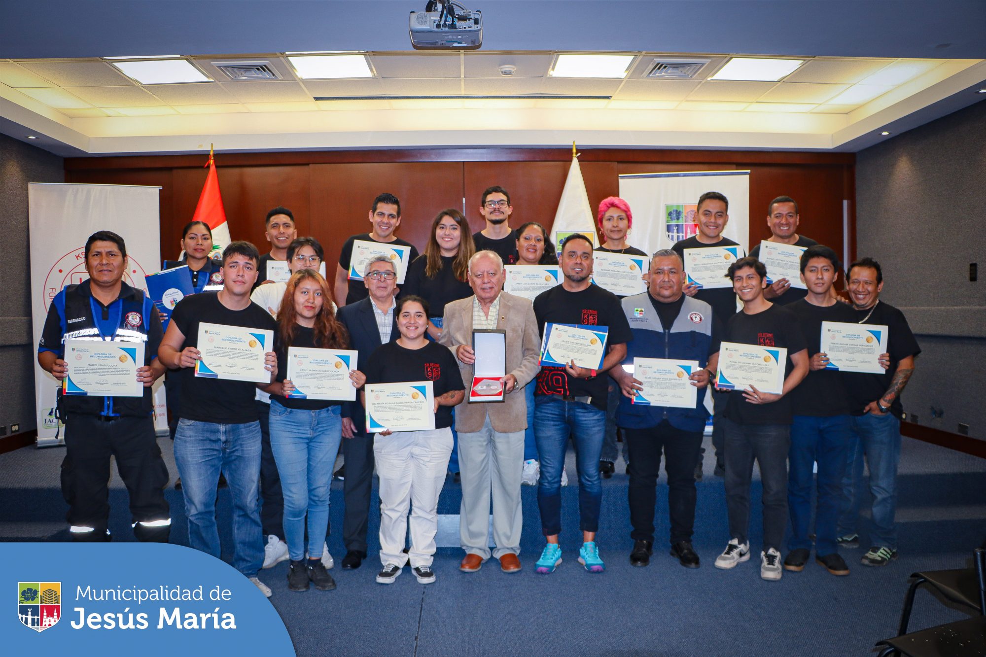 Nuestros vecinos recibieron sus constancias por haber concluido con éxito 350 horas formativas. 🐾🎓