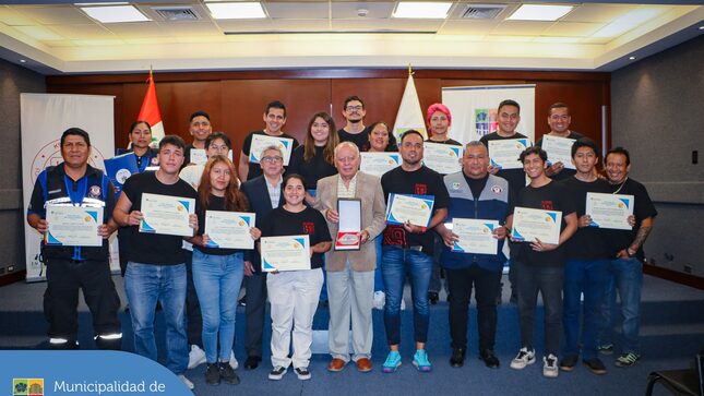 Nuestros vecinos recibieron sus constancias por haber concluido con éxito 350 horas formativas. 🐾🎓