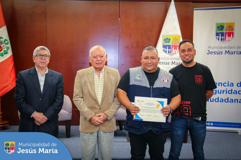 Nuestros vecinos recibieron sus constancias por haber concluido con éxito 350 horas formativas. 🐾🎓