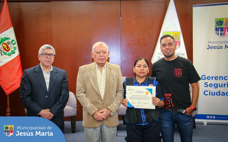 Nuestros vecinos recibieron sus constancias por haber concluido con éxito 350 horas formativas. 🐾🎓