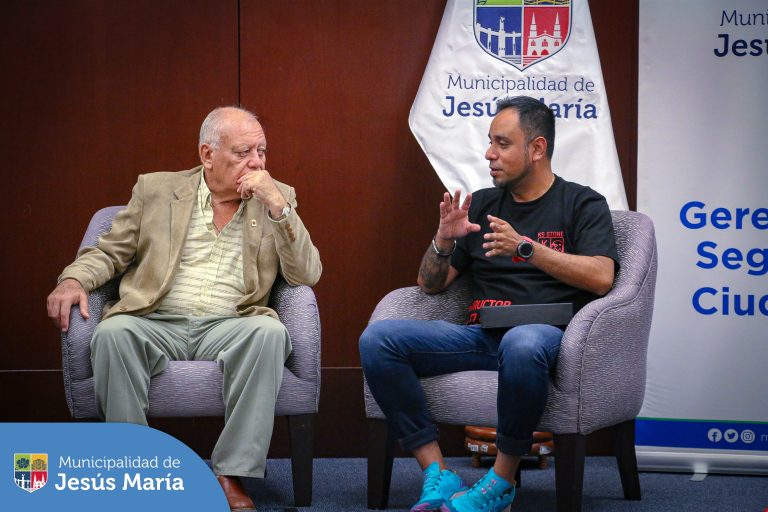 Nuestros vecinos recibieron sus constancias por haber concluido con éxito 350 horas formativas. 🐾🎓
